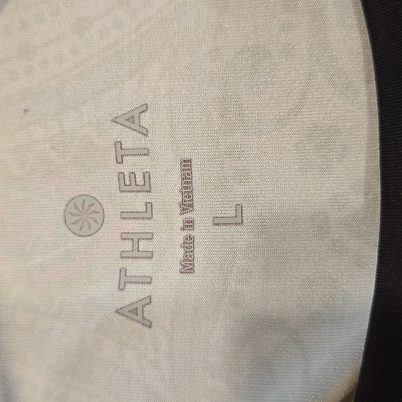 ATHLETA RUNAWAY TOP. PAISLEY DESIGN. BLACK/PURPLE. SIZE LARGE. - Picture 3 of 9